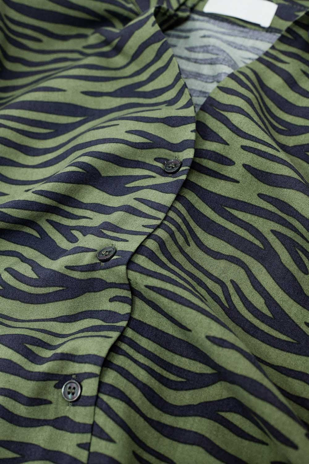 Camisa con estampado de cebra en verde Q2