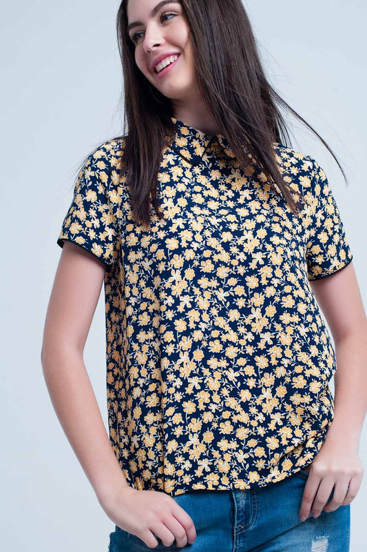 Q2 Camisa con estampado de flores amarillas