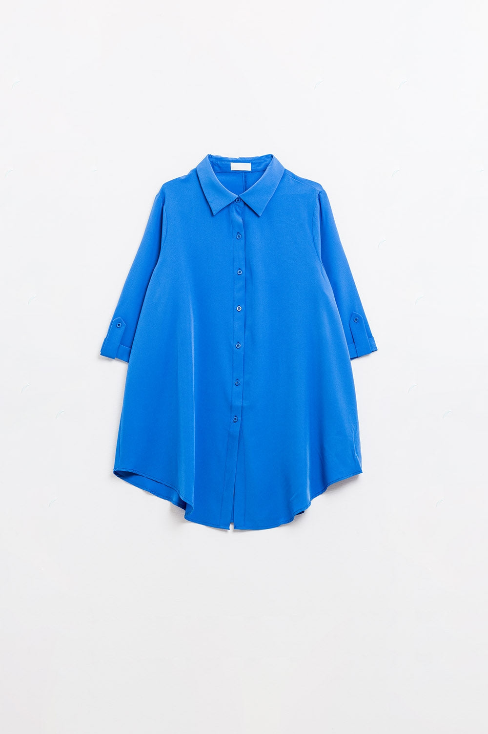 Camisa confeccionada en tejido muy suave y ligero en color azul eléctrico. Q2