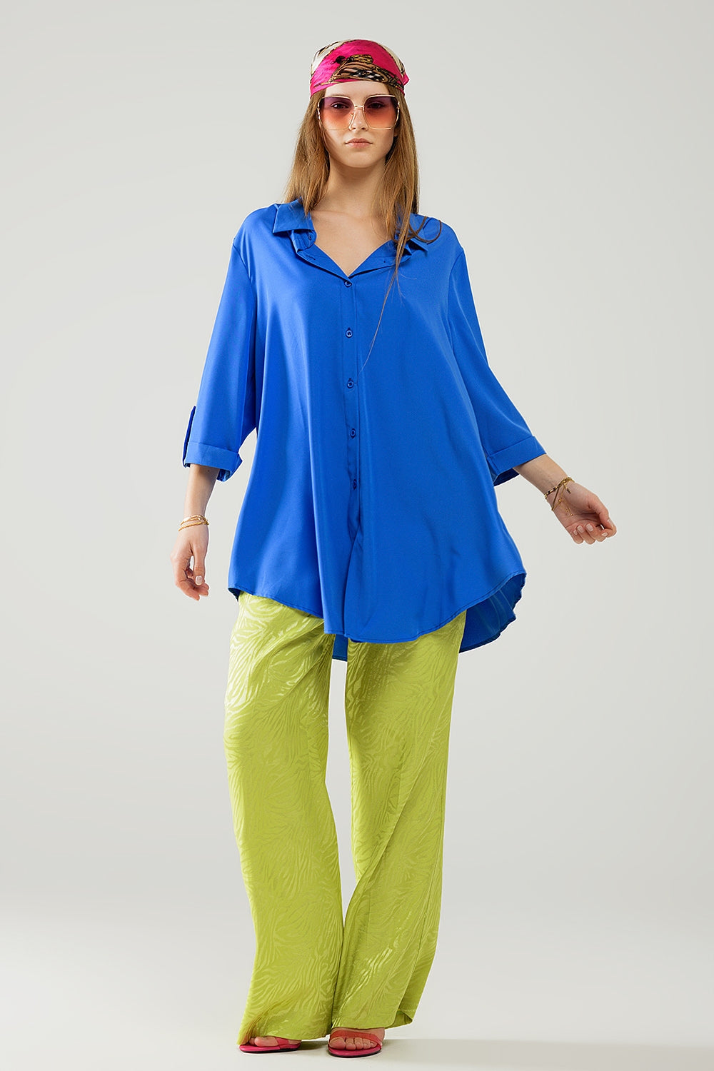 Camisa confeccionada en tejido muy suave y ligero en color azul eléctrico. Q2