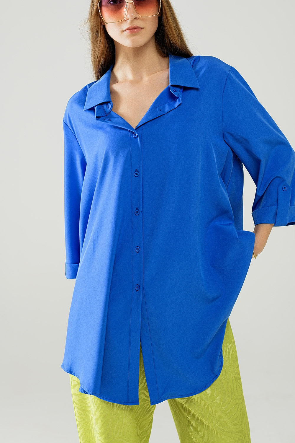 Q2 Camisa confeccionada en tejido muy suave y ligero en color azul eléctrico.