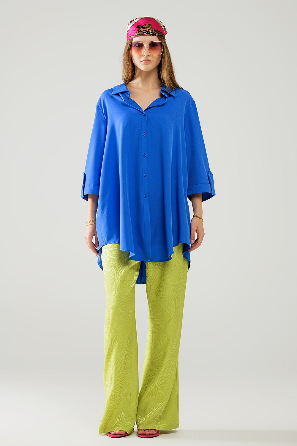 Camisa confeccionada en tejido muy suave y ligero en color azul eléctrico. Q2