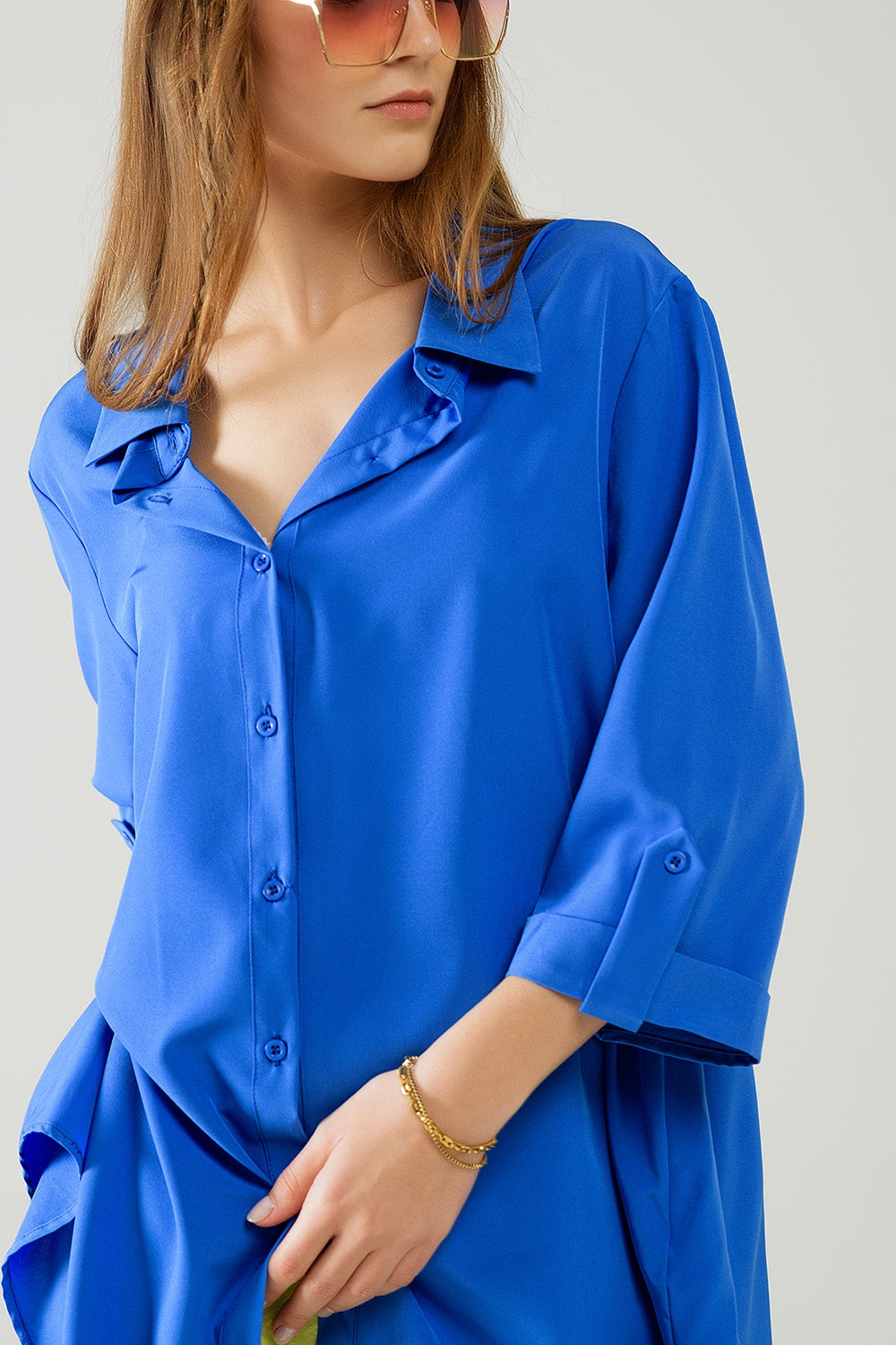 Camisa confeccionada en tejido muy suave y ligero en color azul eléctrico. Q2
