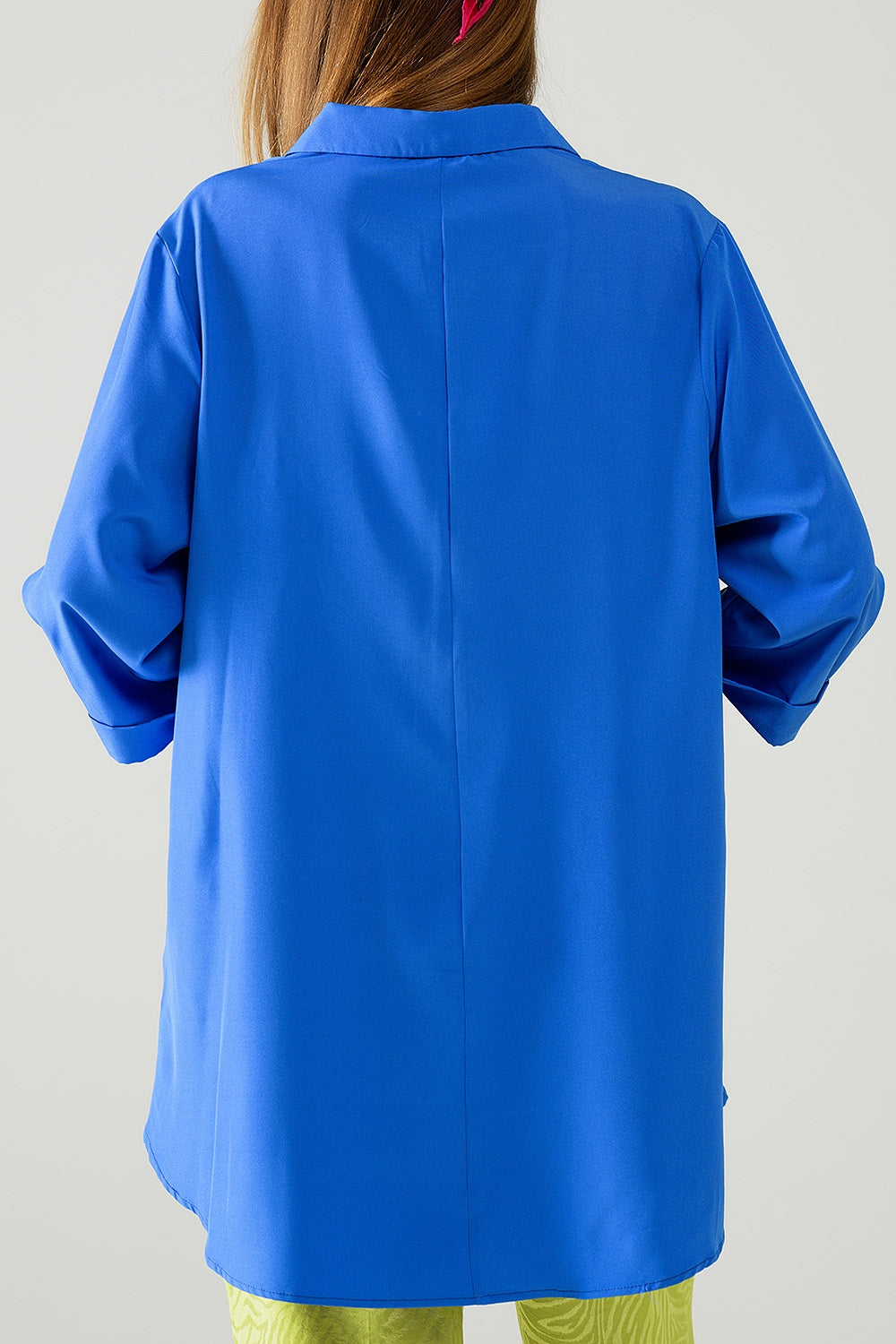 Camisa confeccionada en tejido muy suave y ligero en color azul eléctrico. Q2