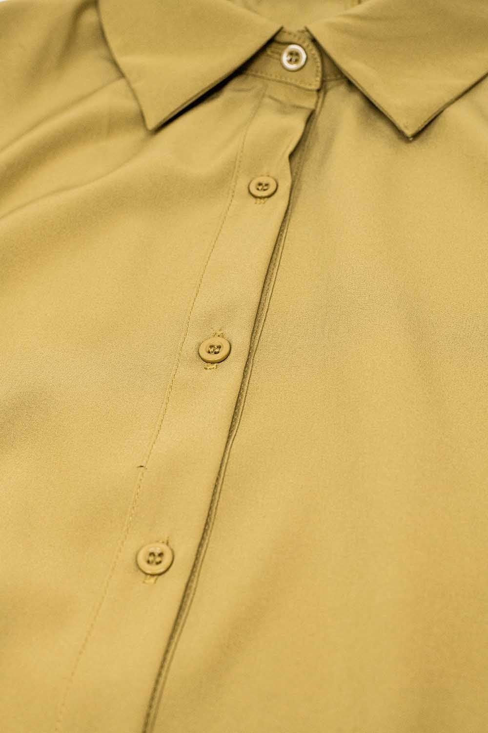 Camisa confeccionada en tejido muy suave y ligero en color camel. Q2