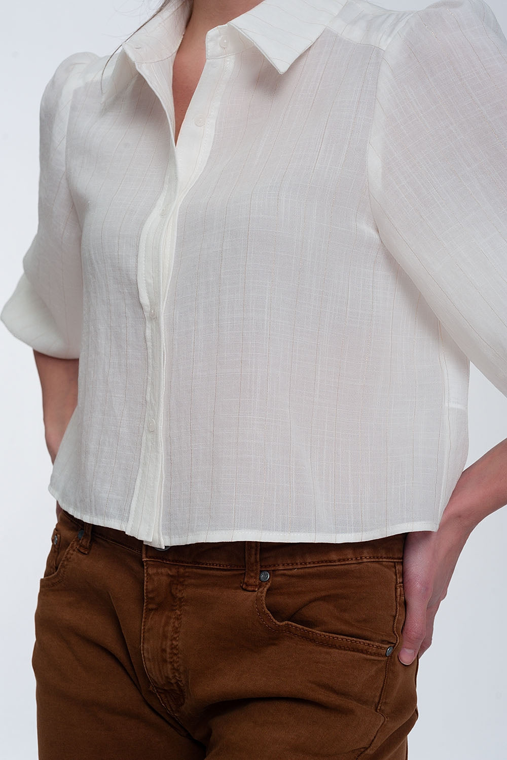 Camisa corta con manga abullonada en color crema Q2