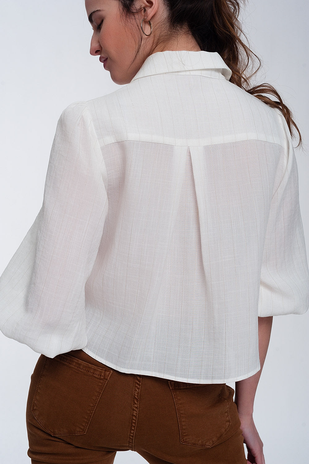 Camisa corta con manga abullonada en color crema Q2