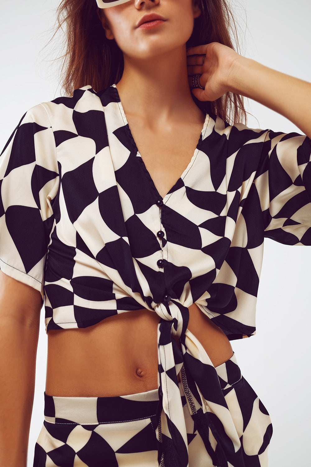 Camisa corta con nudo en estampado abstracto en blanco y negro Bauhaus Q2