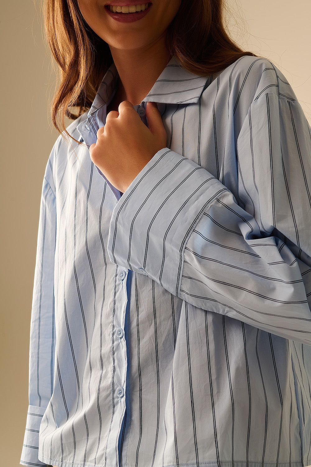 camisa corta de popelina a rayas azules Q2