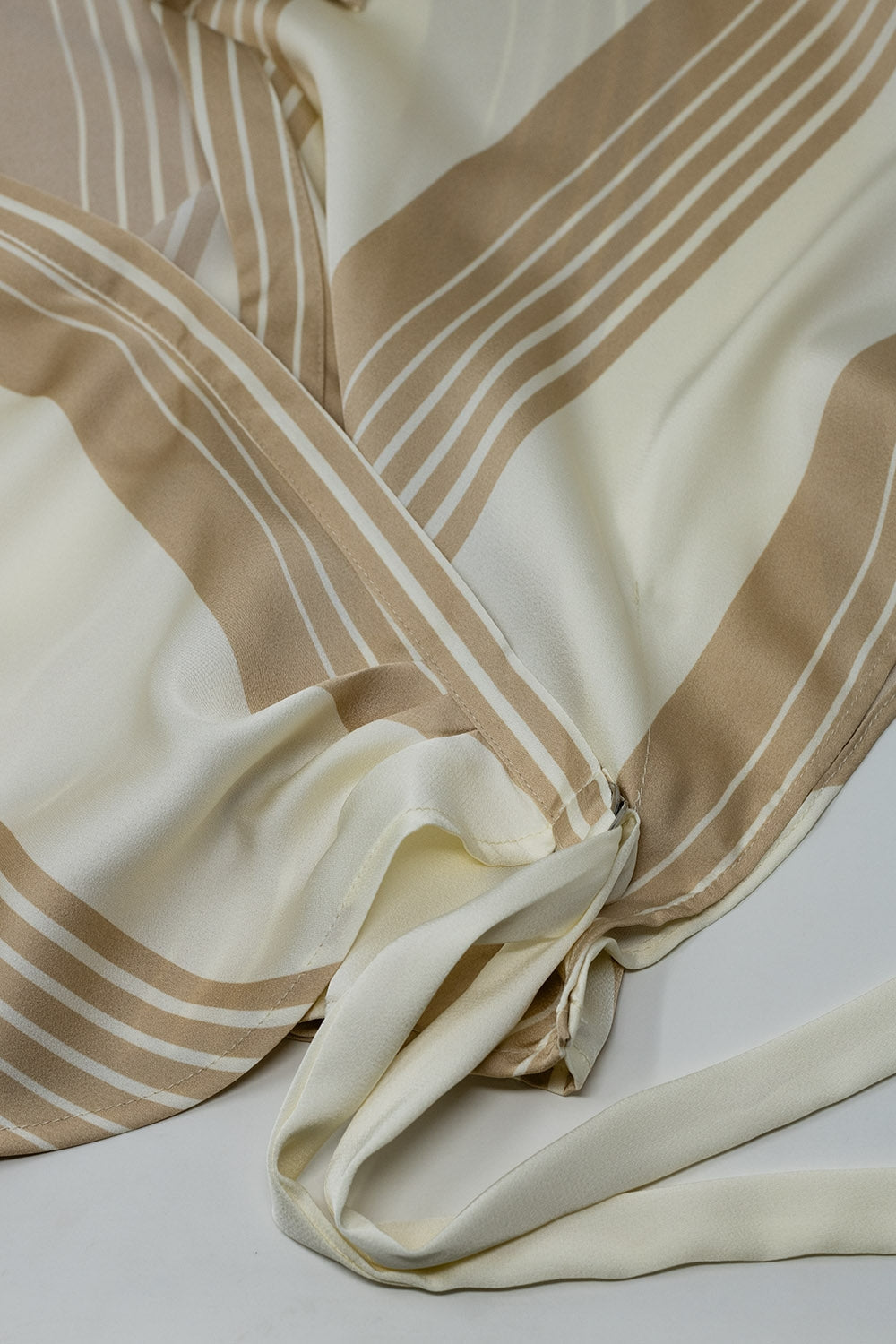 Camisa Crema Atada Al Lado Con Cuello En V Q2