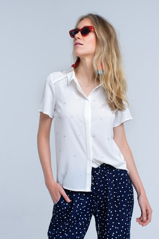 Q2 Camisa crema con bordado de corazones