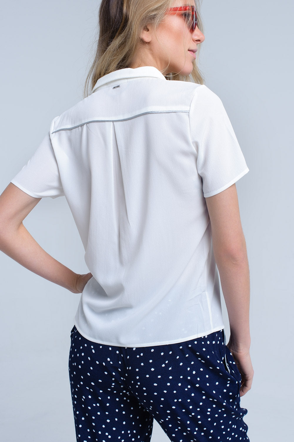 Camisa crema con bordado de corazones Q2