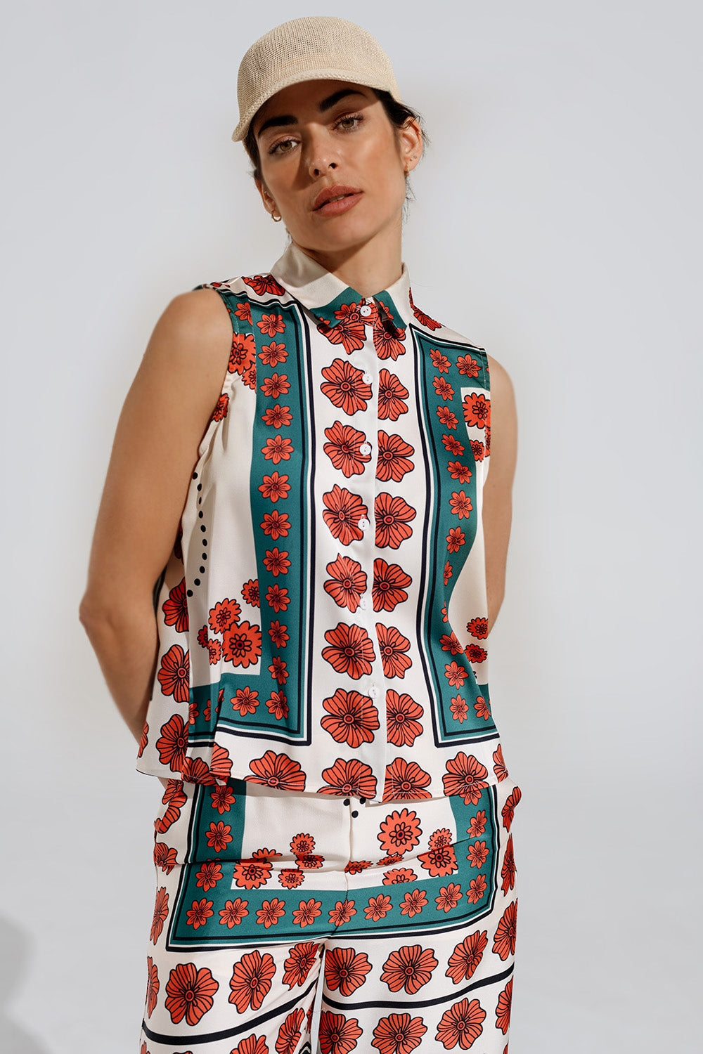 Camisa Crema Sin Mangas Con Diseño Floral Q2