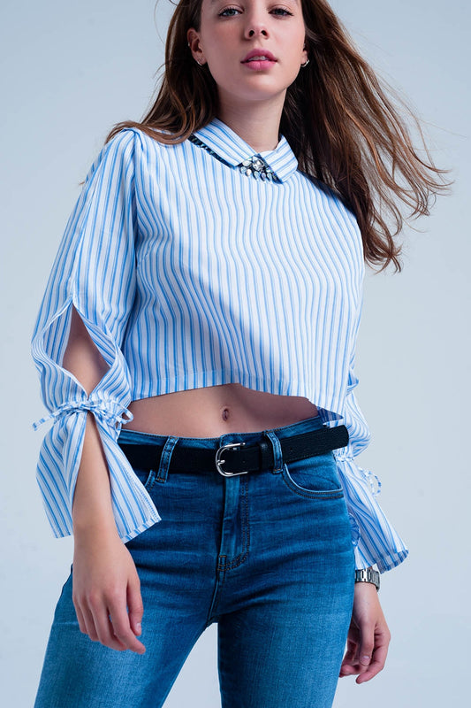 Q2 Camisa cropped de rayas en azul