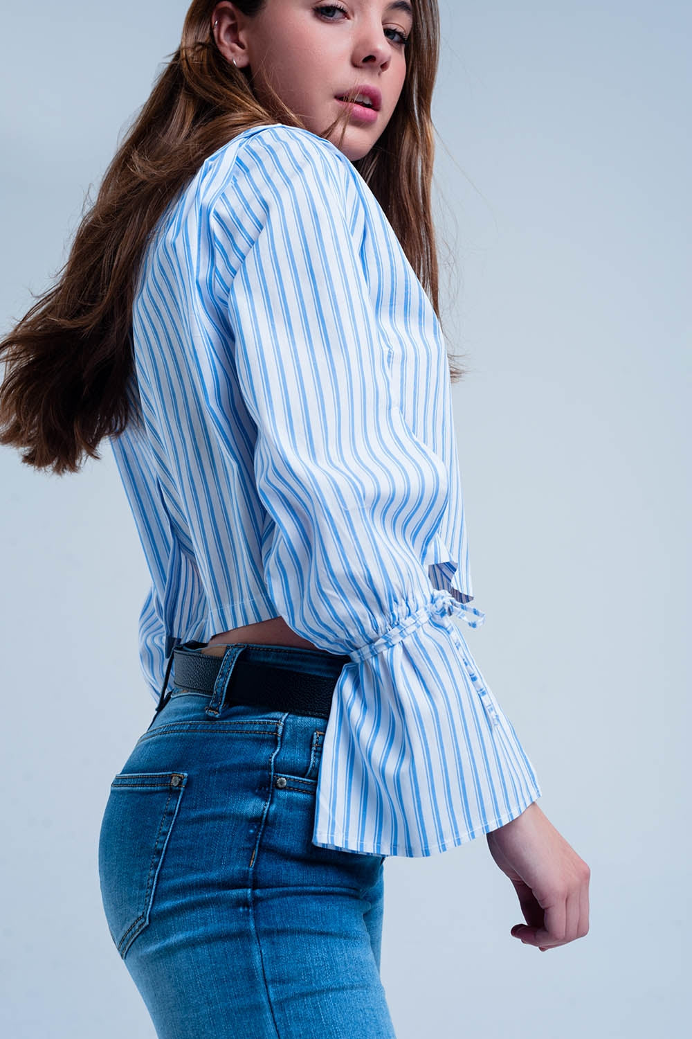 Camisa cropped de rayas en azul Q2