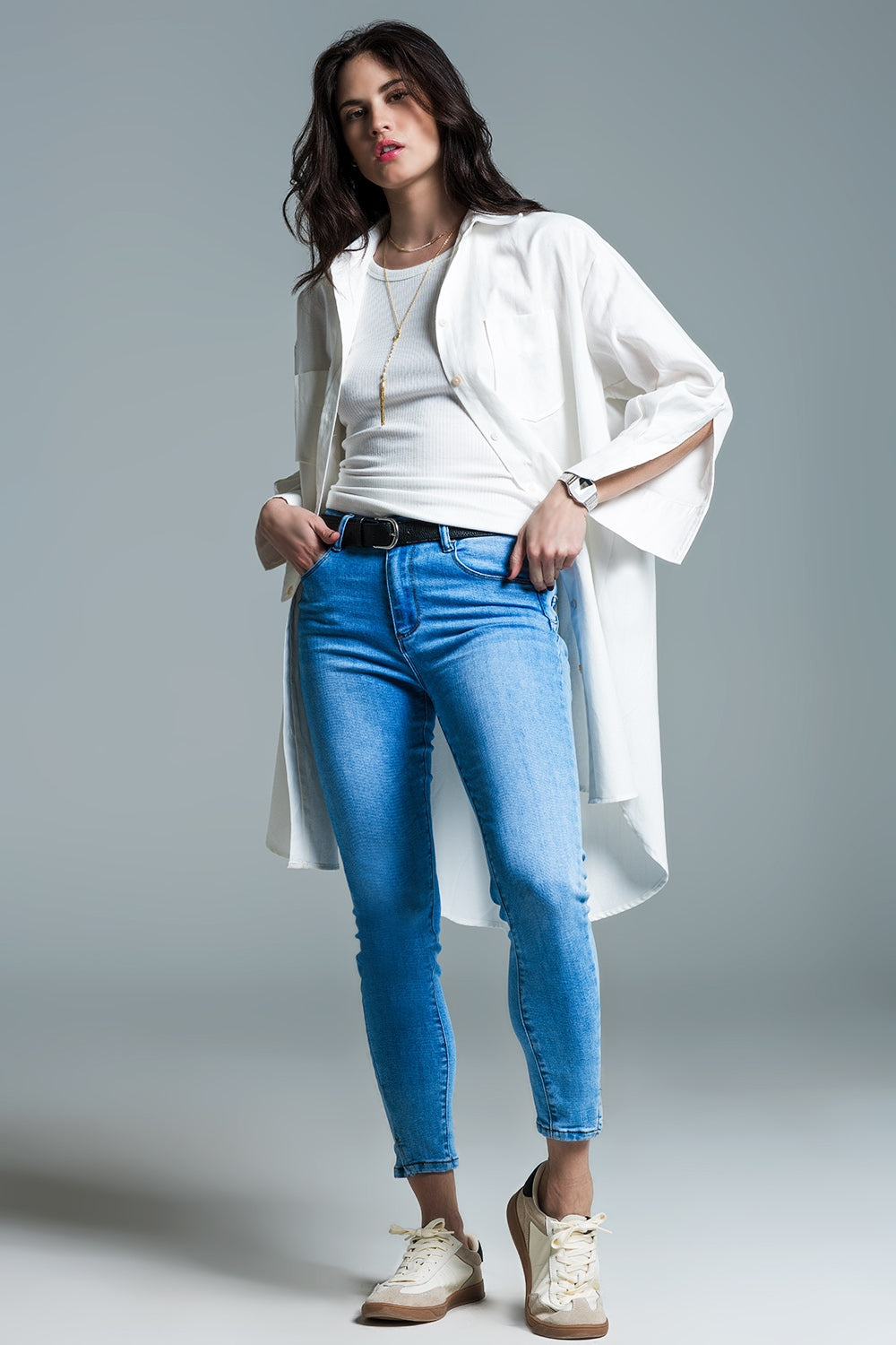 Camisa de corte boyfriend con manga 3/4 en blanco Q2