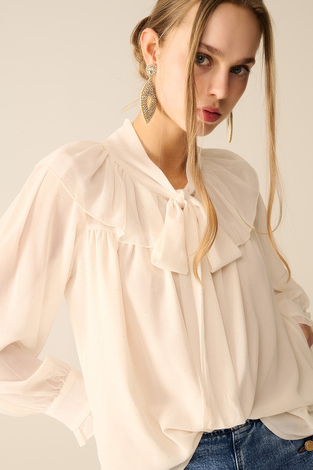 Camisa de gasa beige con detalle de lazo Q2