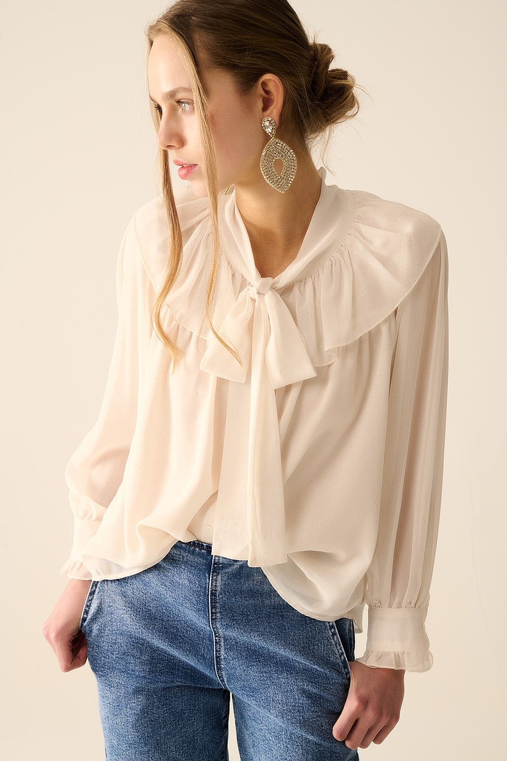 Camisa de gasa beige con detalle de lazo Q2
