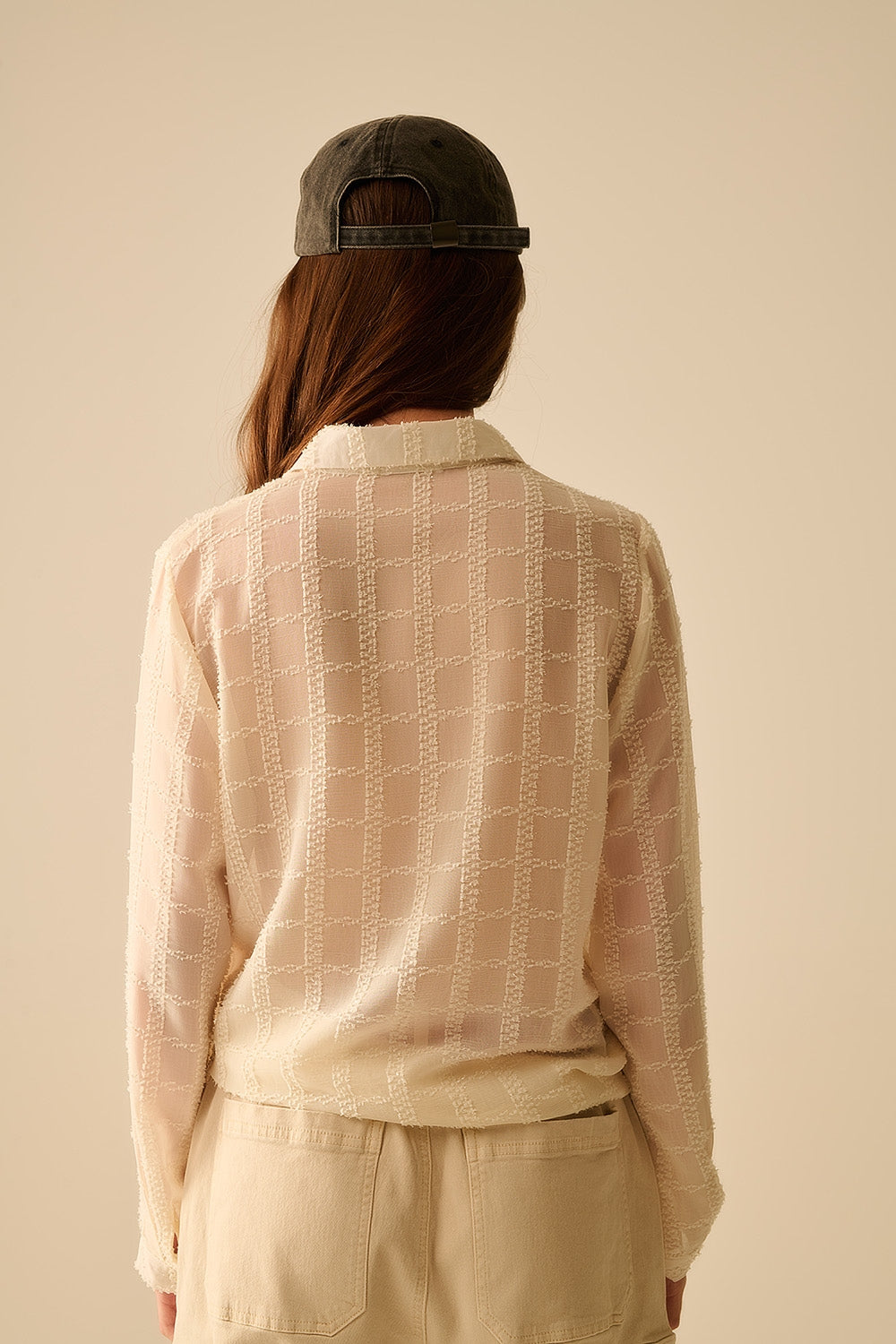 camisa de gasa beige con detalle de lentejuelas Q2