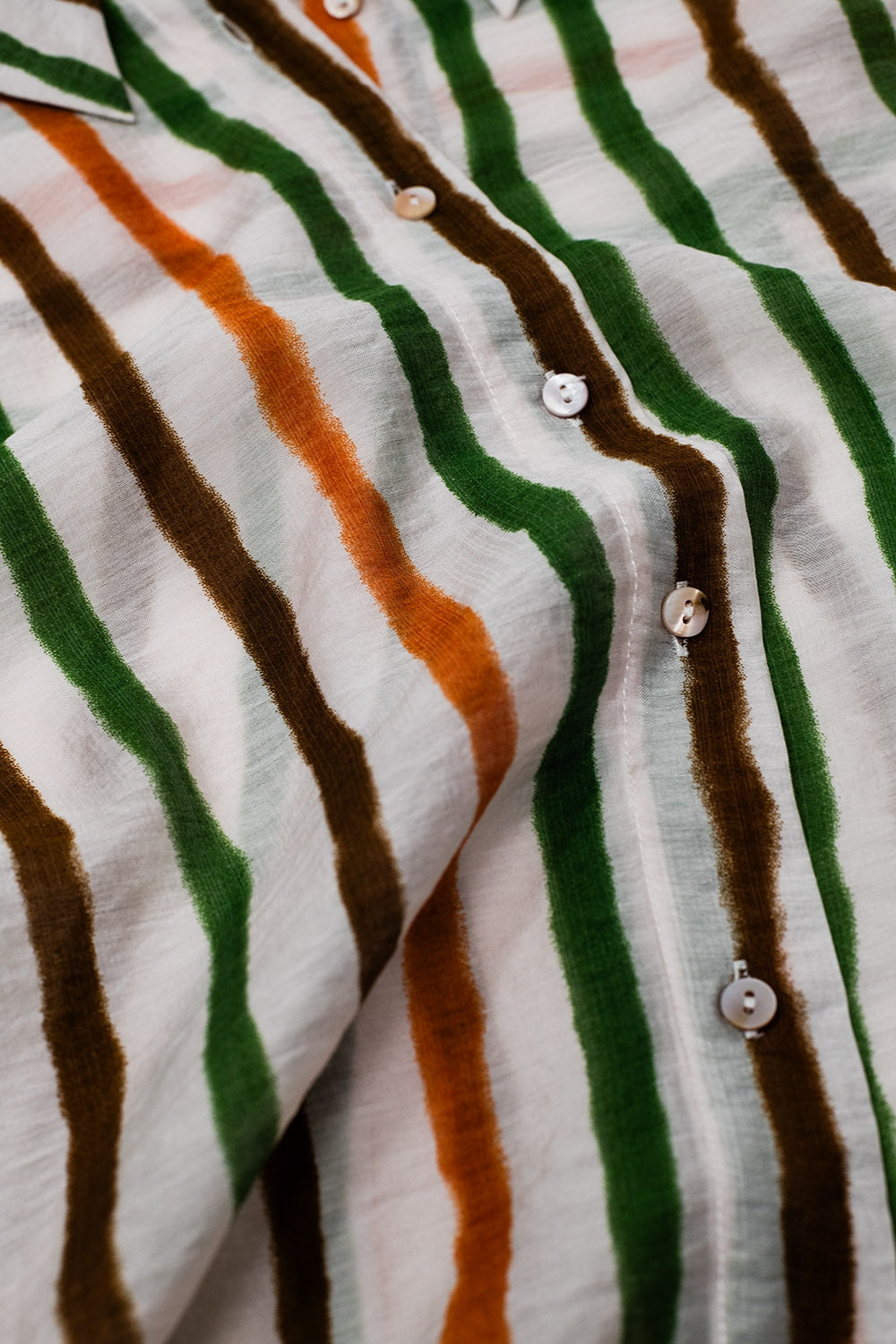 camisa de gasa de manga larga con rayas multicolores verde y marrón Q2