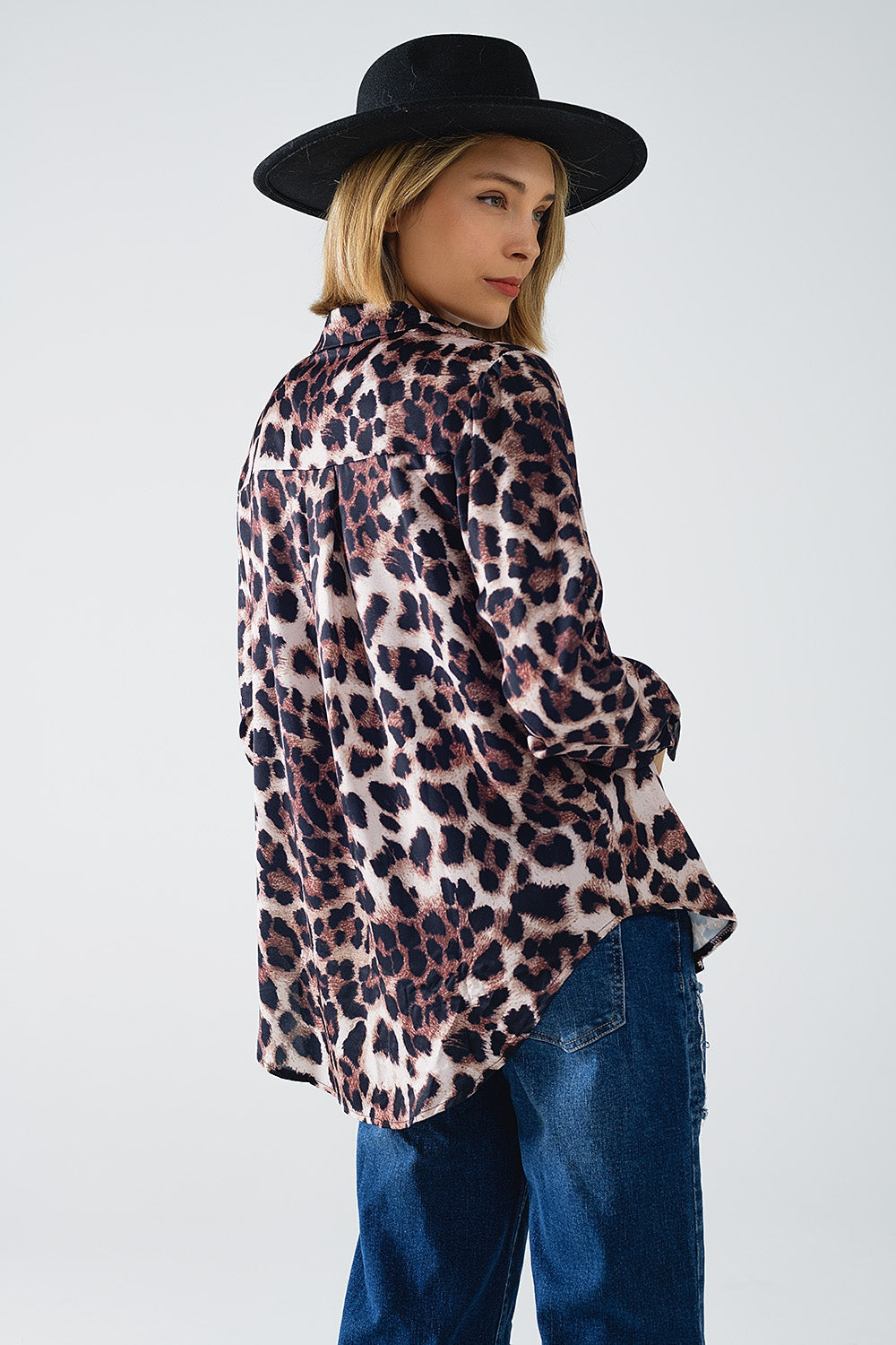 camisa de leopardo con detalle de raso negro Q2