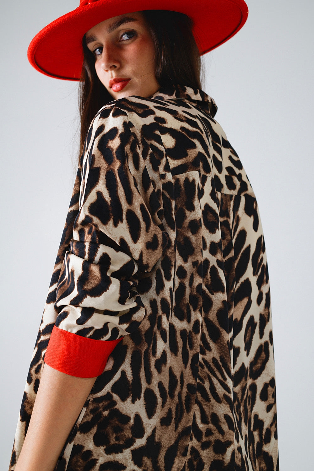 Camisa de leopardo con tapeta de botones roja y detalle de mangas rojas Q2