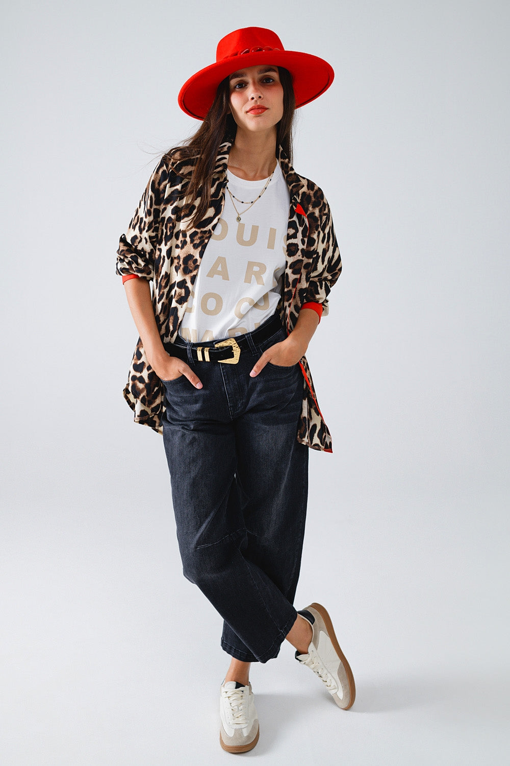 Camisa de leopardo con tapeta de botones roja y detalle de mangas rojas Q2