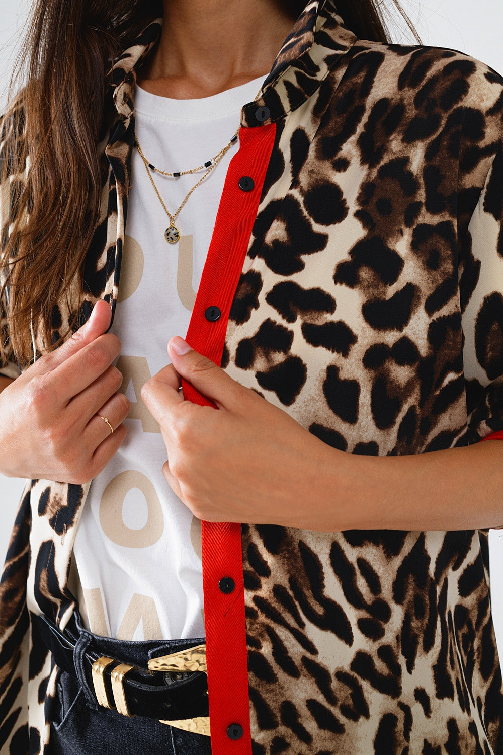 Camisa de leopardo con tapeta de botones roja y detalle de mangas rojas Q2