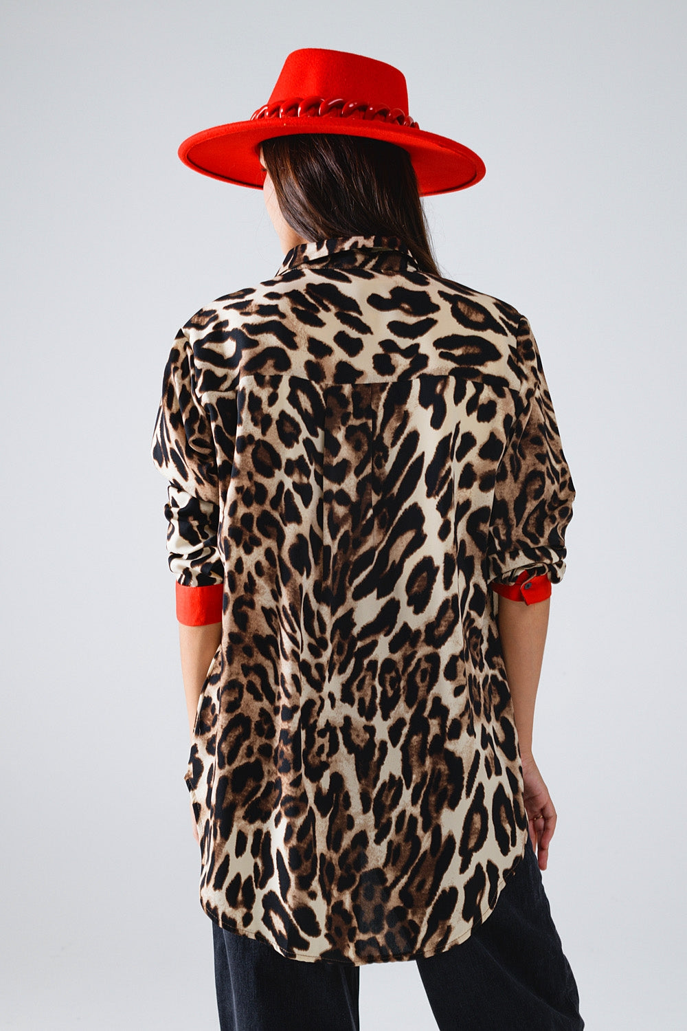 Camisa de leopardo con tapeta de botones roja y detalle de mangas rojas Q2