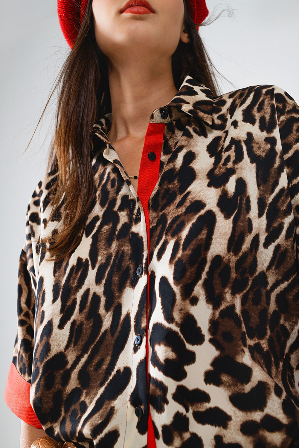 Camisa de leopardo de manga 3/4 con detalles rojos Q2