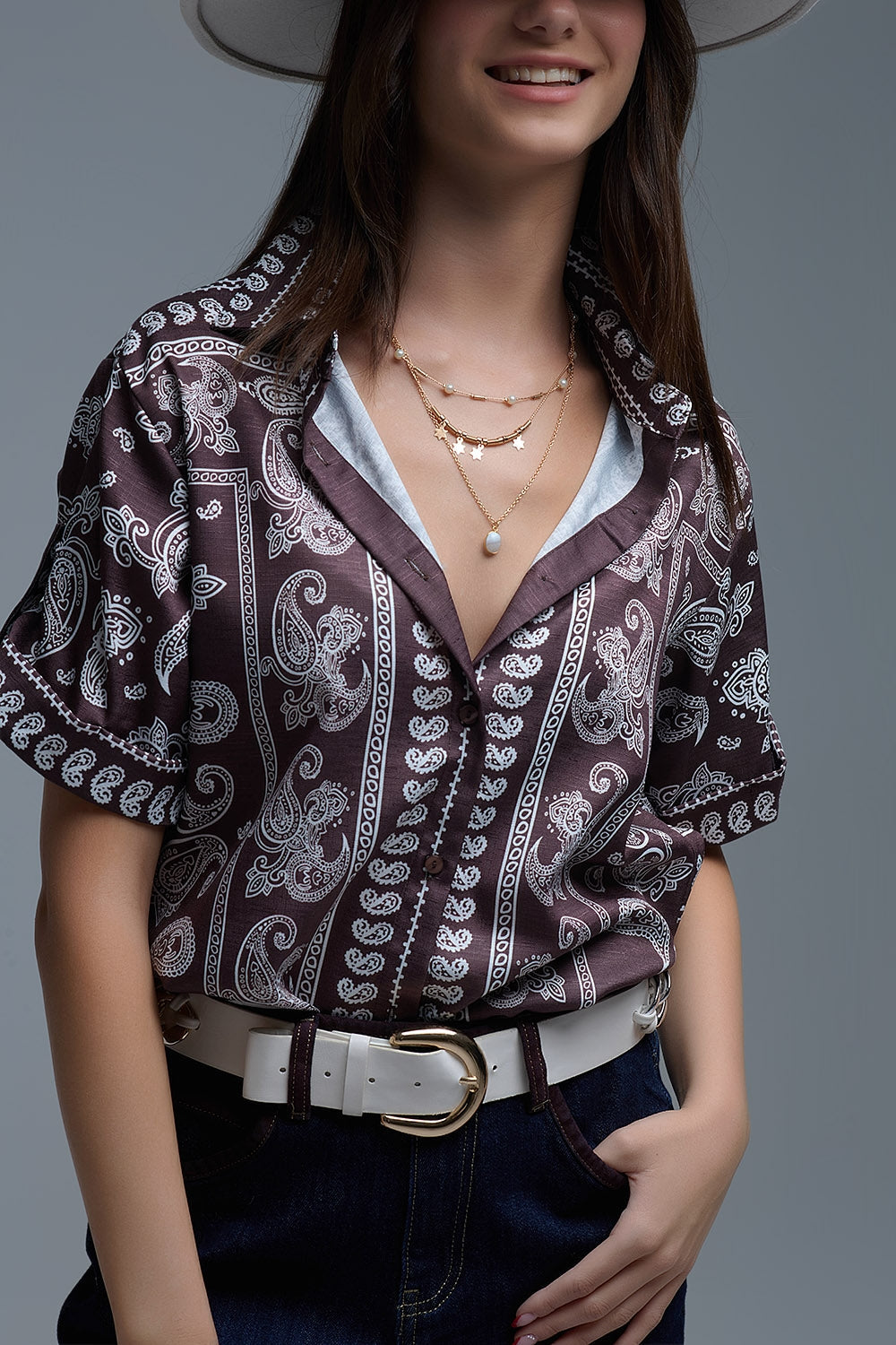 Camisa de manga corta con estampado de cachemira en marrón Q2