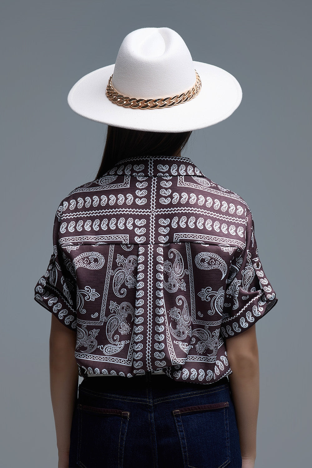 Camisa de manga corta con estampado de cachemira en marrón Q2