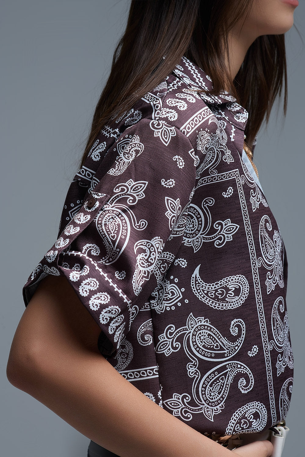 Camisa de manga corta con estampado de cachemira en marrón Q2