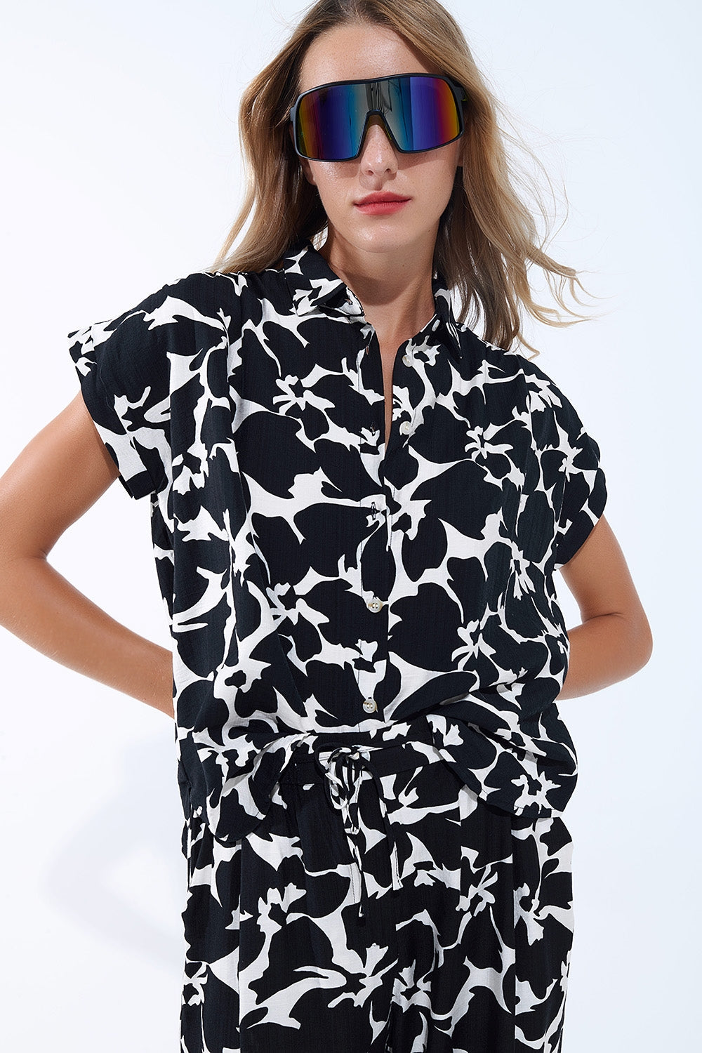 Camisa de manga corta con estampado floral en blanco y negro Q2