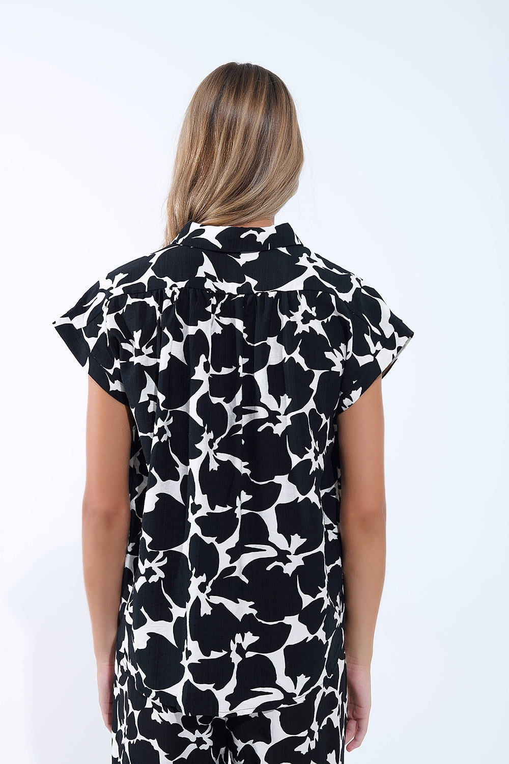 Camisa de manga corta con estampado floral en blanco y negro Q2
