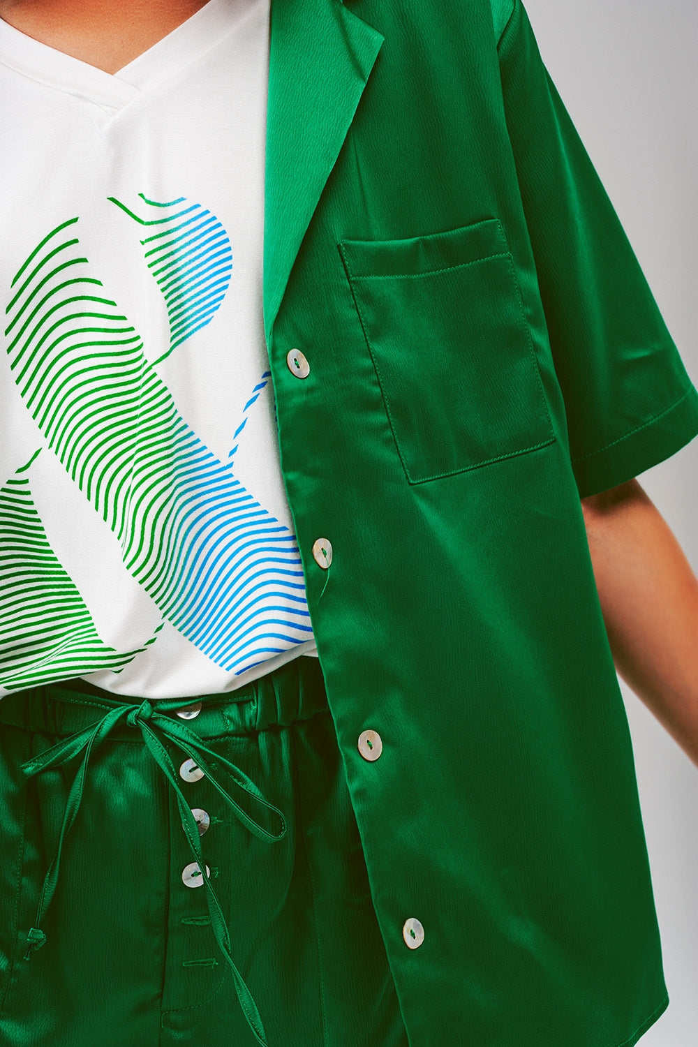 Camisa de manga corta de satén en verde Q2