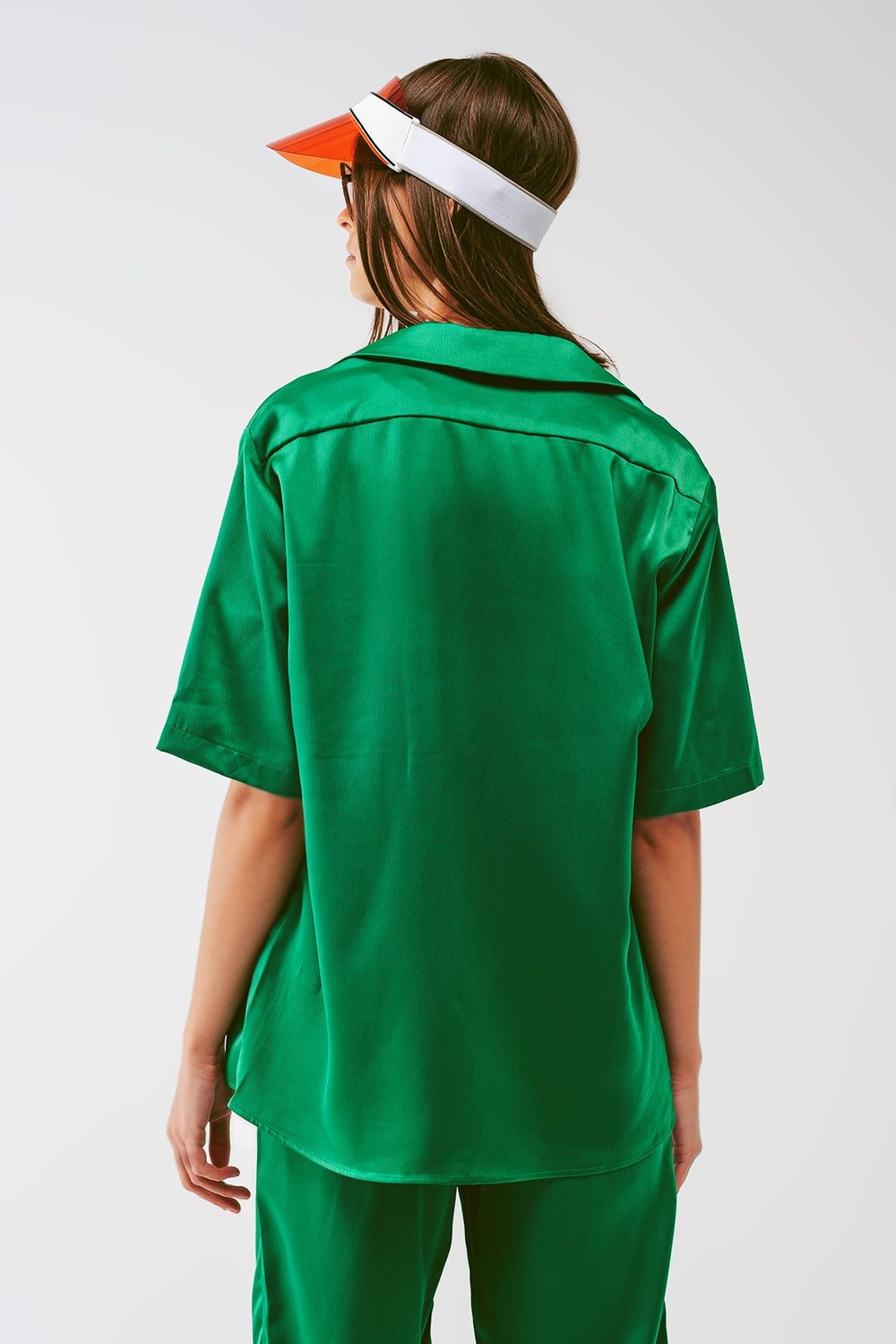 Camisa de manga corta de satén en verde Q2