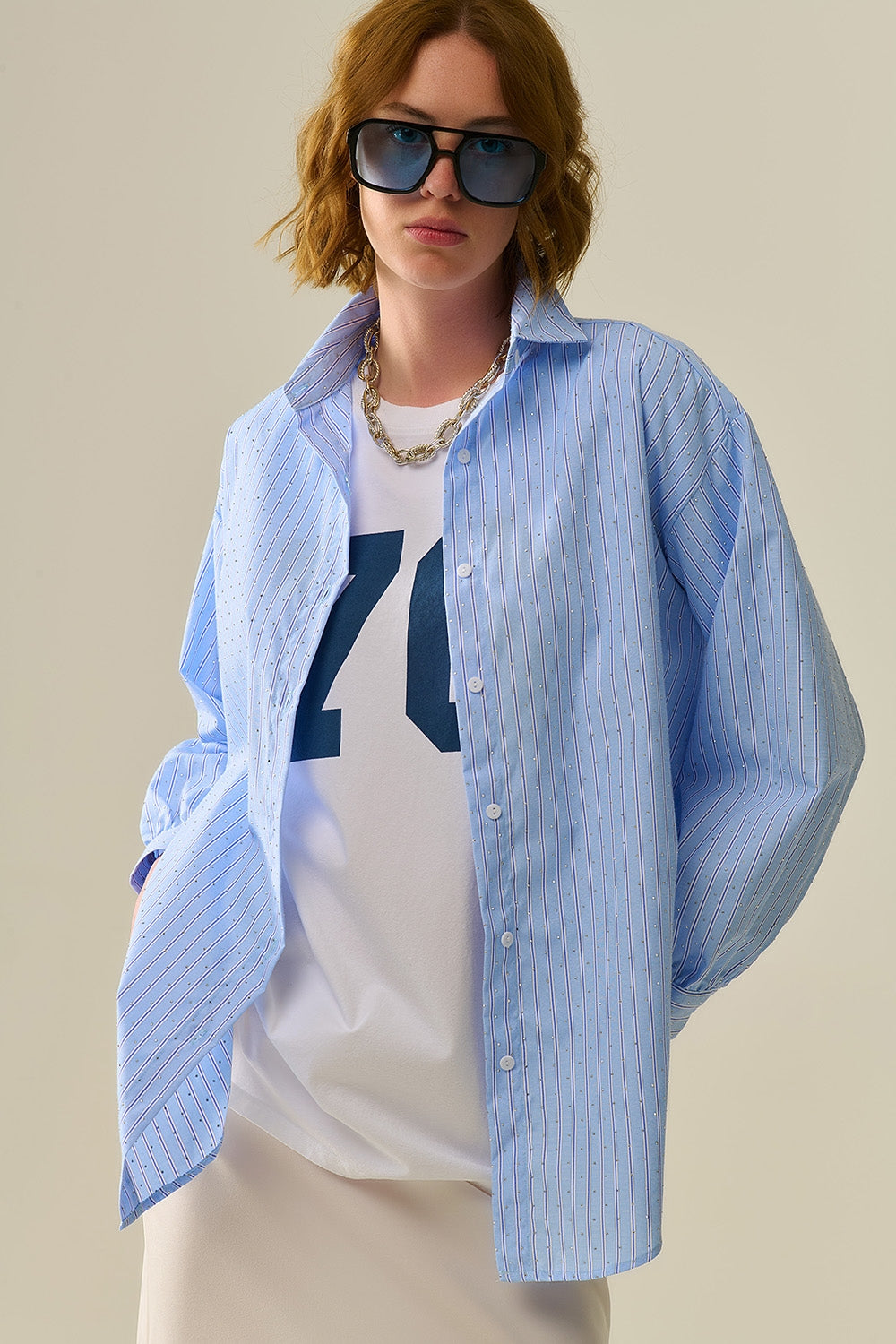 Q2 camisa de popelina azul a rayas adornada con strass