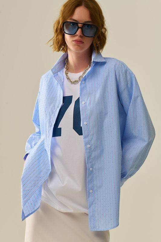 Q2 camisa de popelina azul a rayas adornada con strass