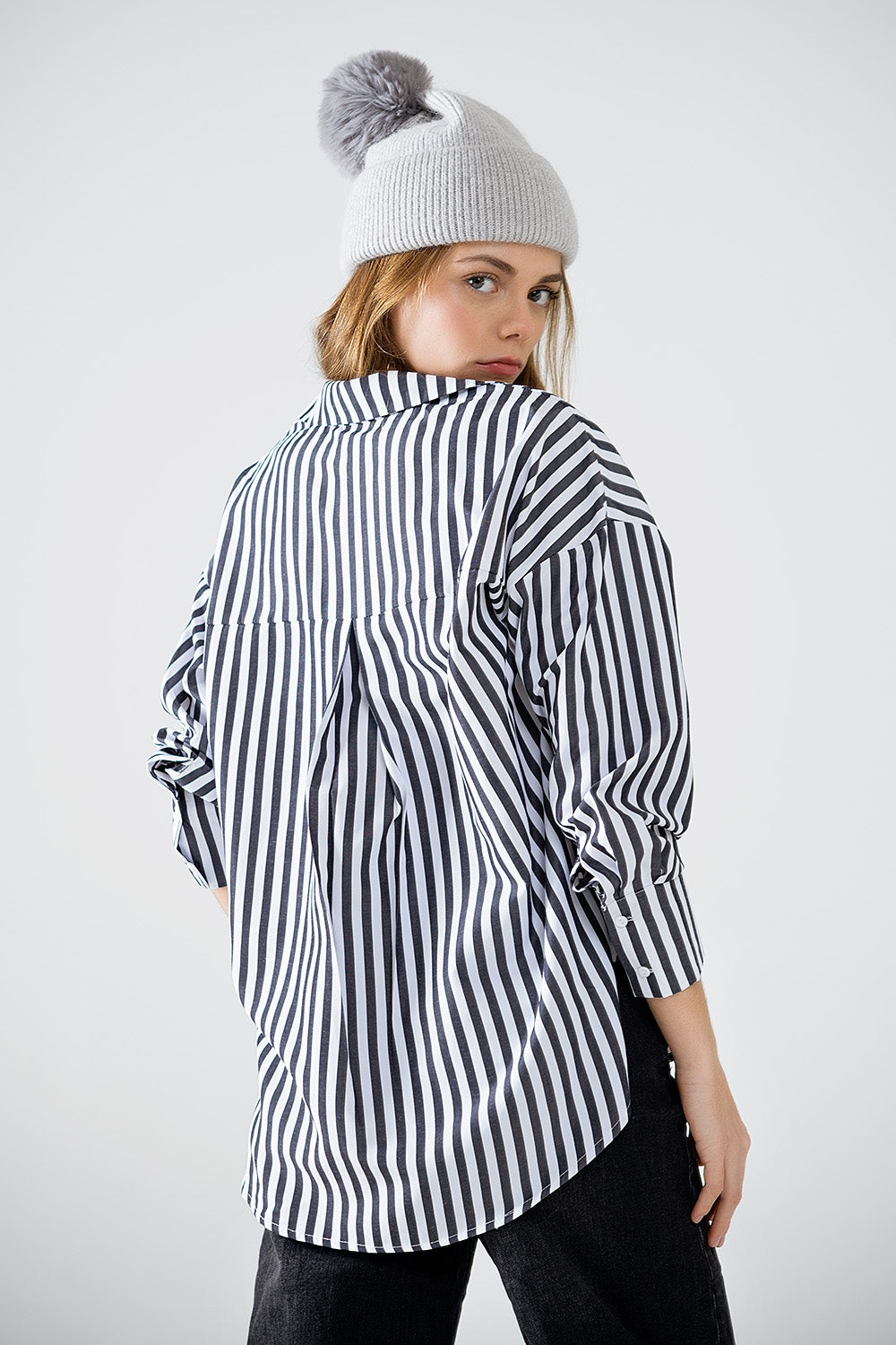 Camisa de popelina con rayas verticales en negro y bolsillo en el pecho Q2
