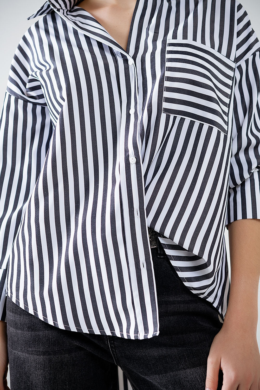 Camisa de popelina con rayas verticales en negro y bolsillo en el pecho Q2