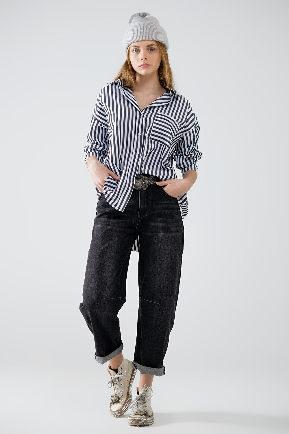 Camisa de popelina con rayas verticales en negro y bolsillo en el pecho Q2
