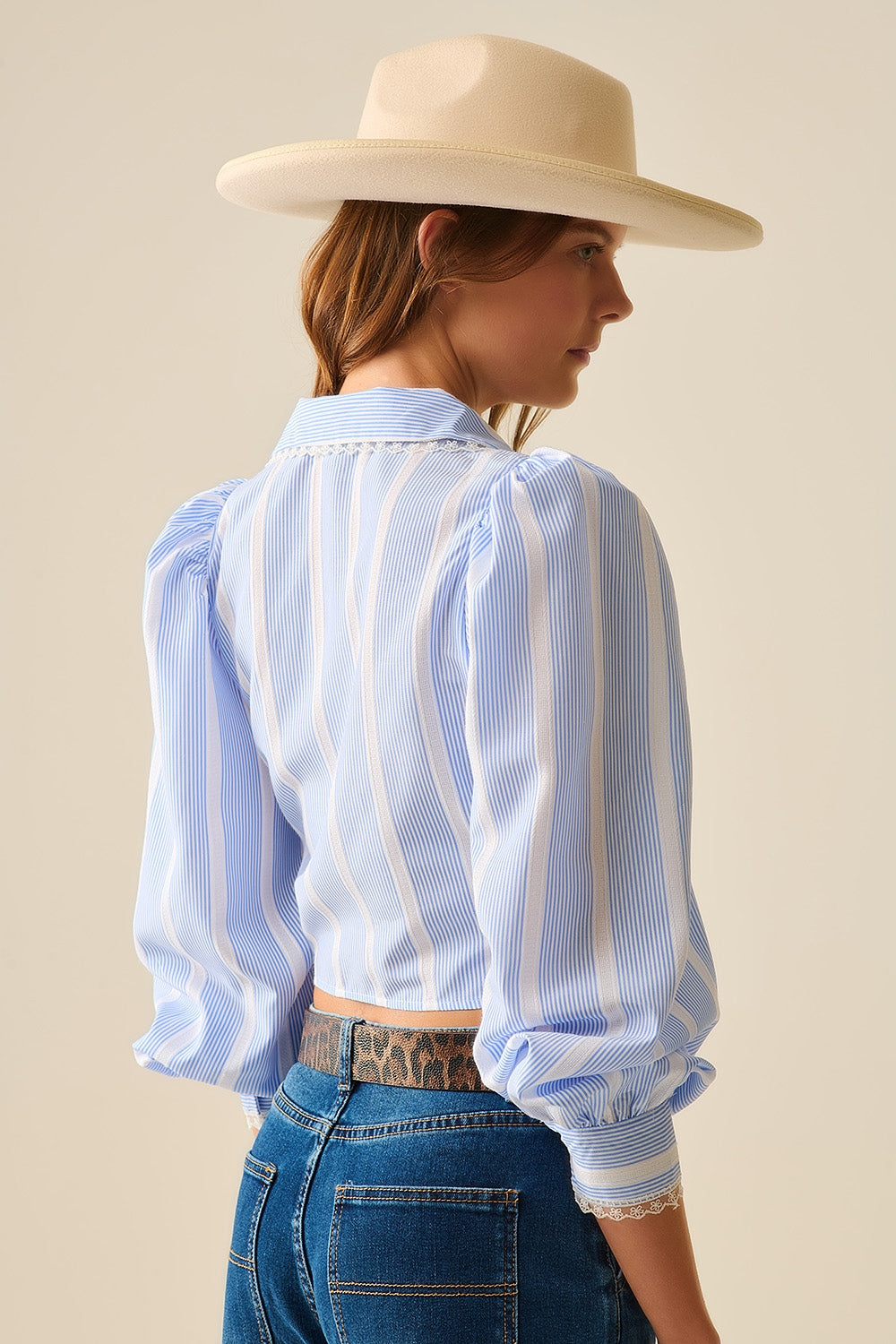 Camisa de rayas azul y blanca con detalles de encaje Q2