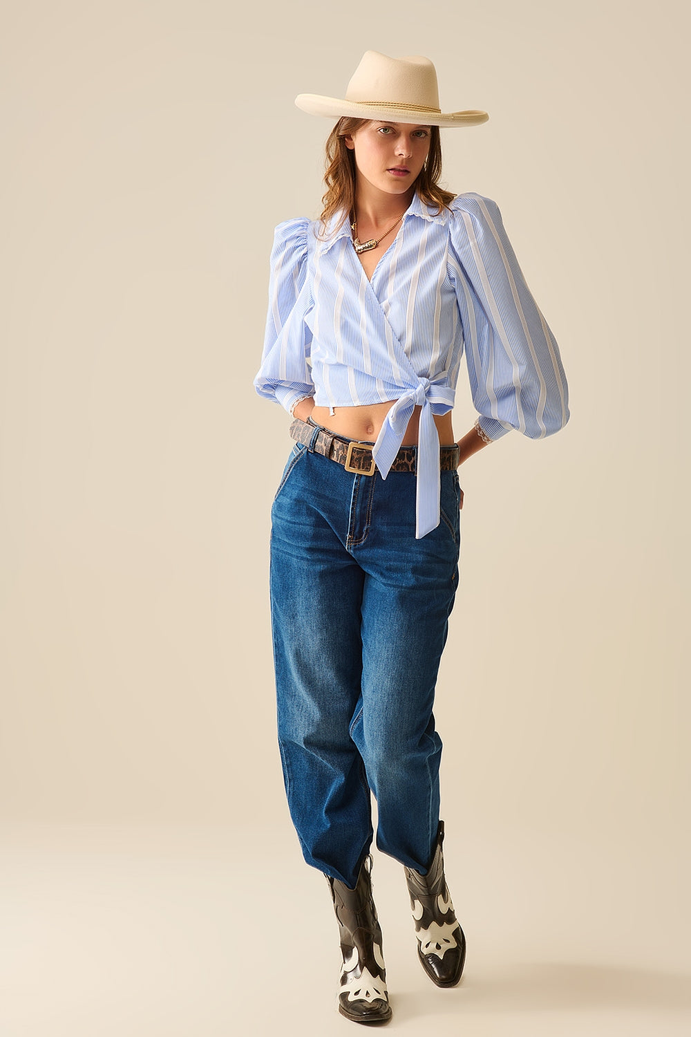 Camisa de rayas azul y blanca con detalles de encaje Q2