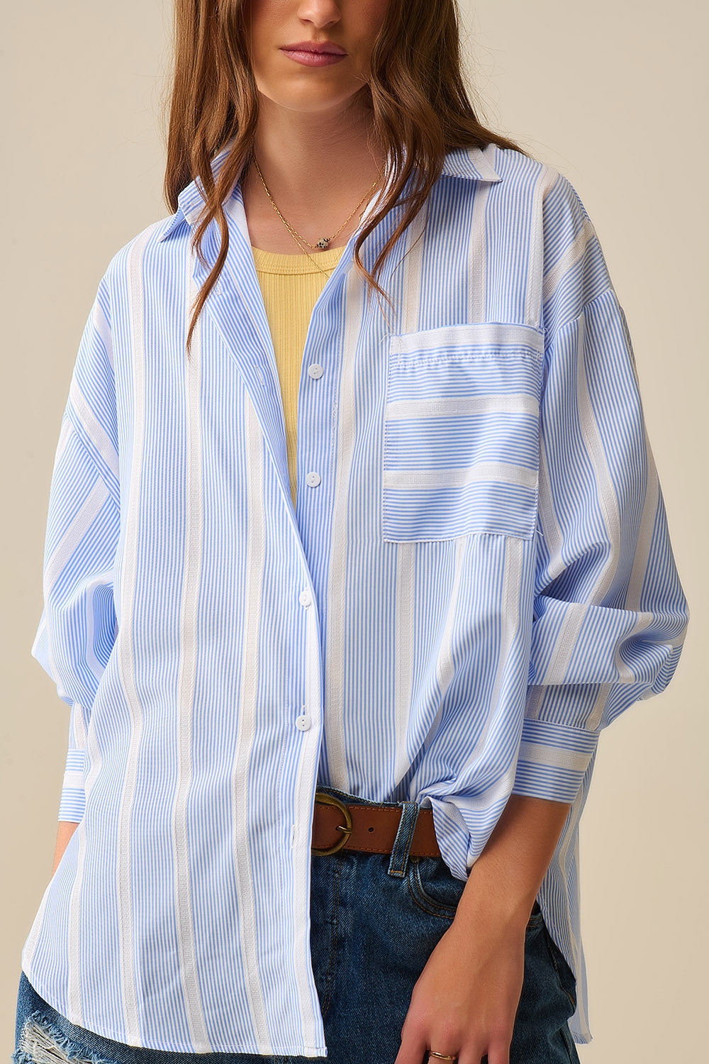 Camisa de rayas azul y blanca de corte relajado Lazada en la espalda Q2