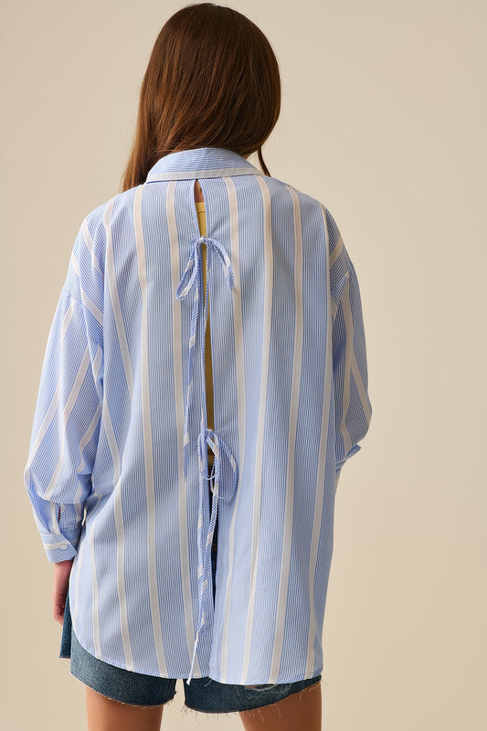 Q2 Camisa de rayas azul y blanca de corte relajado Lazada en la espalda