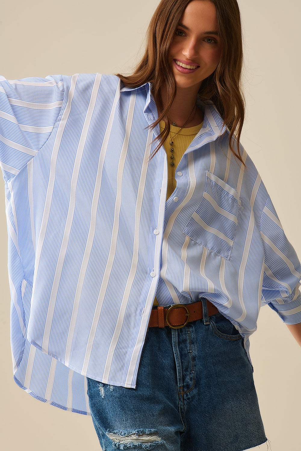 Camisa de rayas azul y blanca de corte relajado Lazada en la espalda Q2