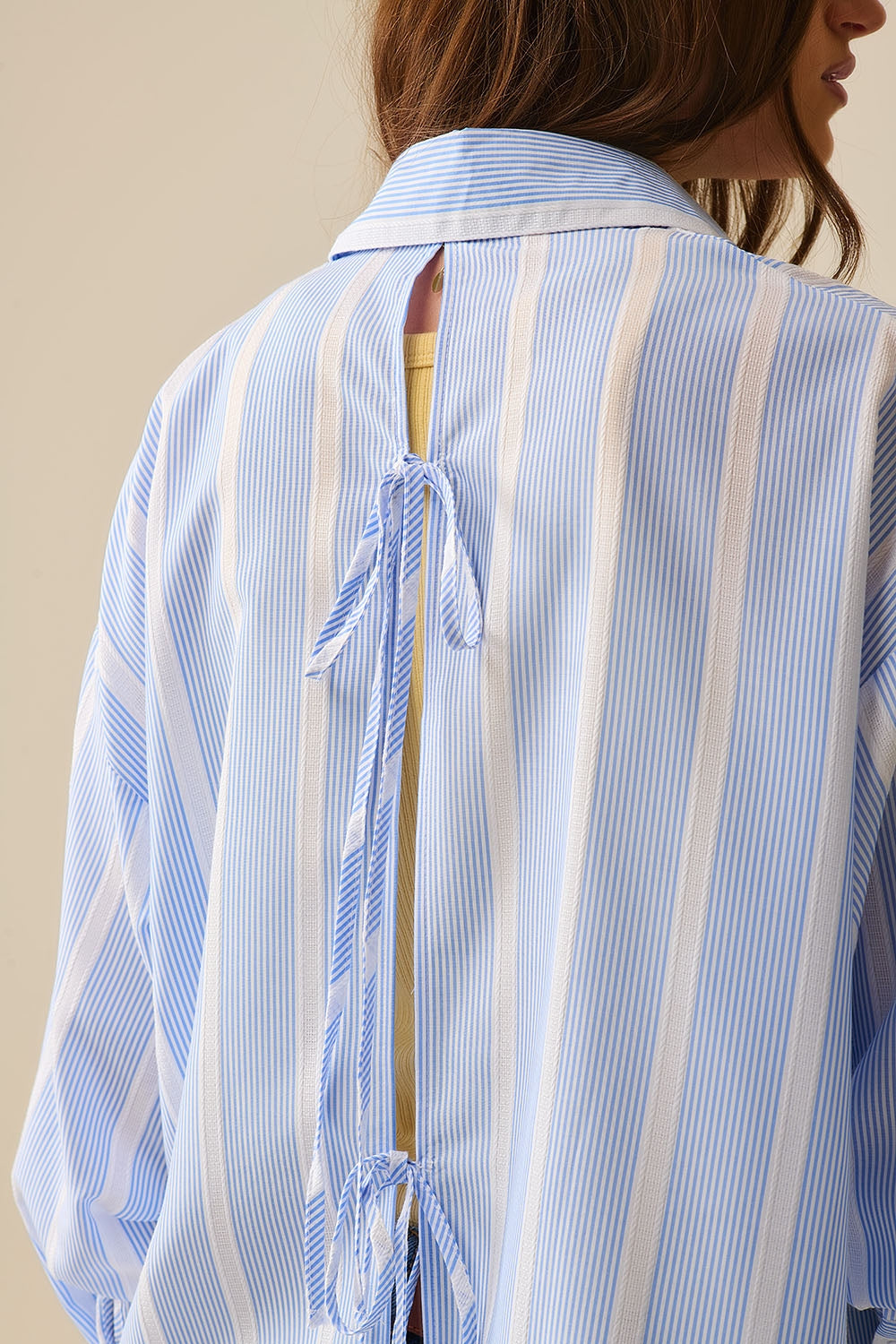 Camisa de rayas azul y blanca de corte relajado Lazada en la espalda Q2