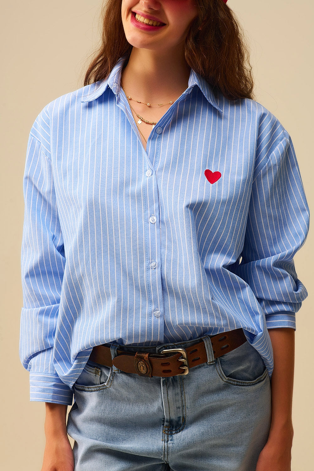Camisa de rayas azules con bordado de corazón rojo Q2