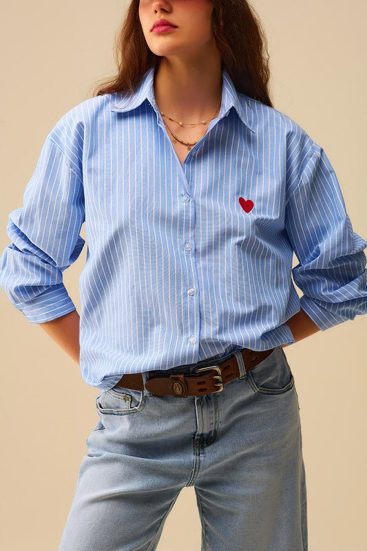 Q2 Camisa de rayas azules con bordado de corazón rojo